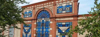 La fresque de l'artiste Koralie sur la façade du site Alstom
