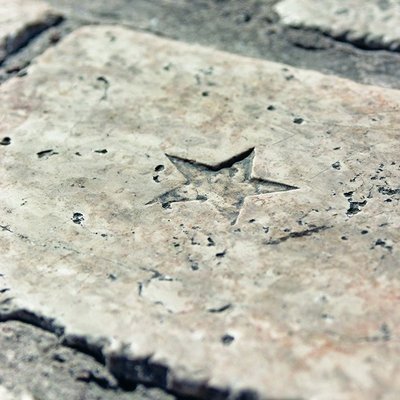 Une étoile gravée sur un pavé au pied de la statue de Stanislas