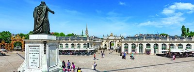 Le doigt de Stanislas pointe vers l’arc de triomphe qui lui fait face