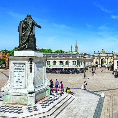 Le doigt de Stanislas pointe vers l’arc de triomphe qui lui fait face