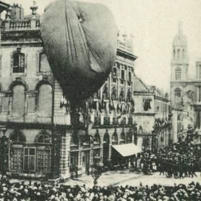 Le ballon "Le Condor " dans les sculptures du toit du Grand Hôtel de la Reine