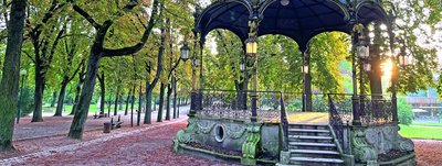 Le kiosque dans le parc de la Pépinière